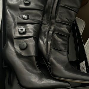 Pointed toe knee high side zipper boots